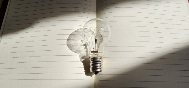 ノートと電球の画像