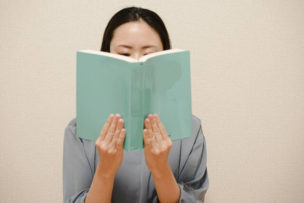 本を読んでいる女性の画像